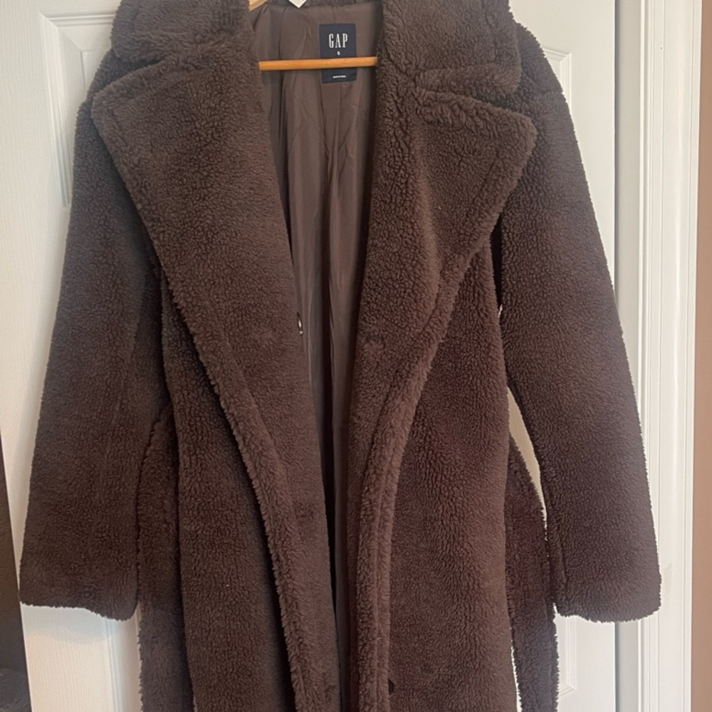 Brand new GAP Women's Brown Teddy Coat. Size Small. Lined with waist belt